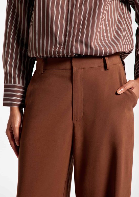 Foto do produto: Calça Feminina Reta Em Alfaiataria Peach Touch - Marrom