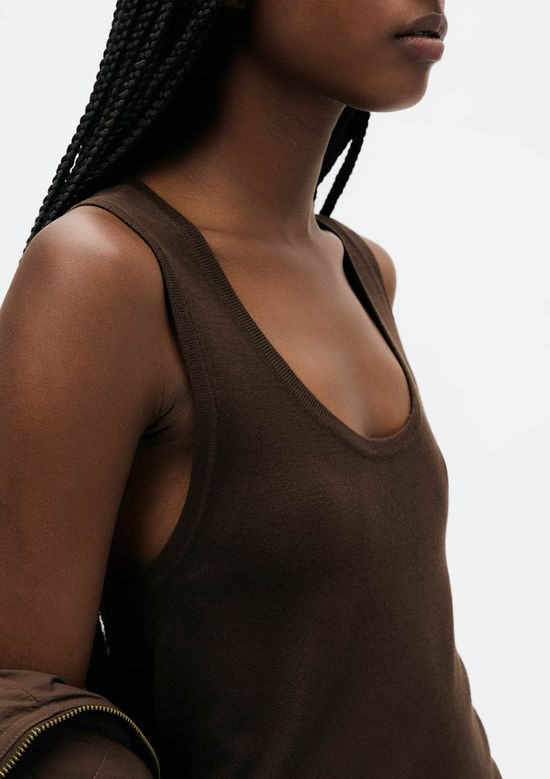 Foto do produto: Regata Feminina Slim Decote U Em Tricô De Viscose - Marrom