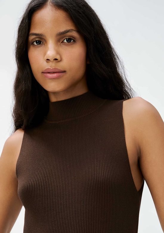 Foto do produto: Regata Básica Feminina Gola Alta Em Tricô Canelado - Marrom