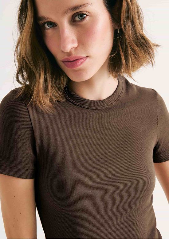 Foto do produto: Blusa Feminina Manga Curta Slim Em Ribana - Marrom