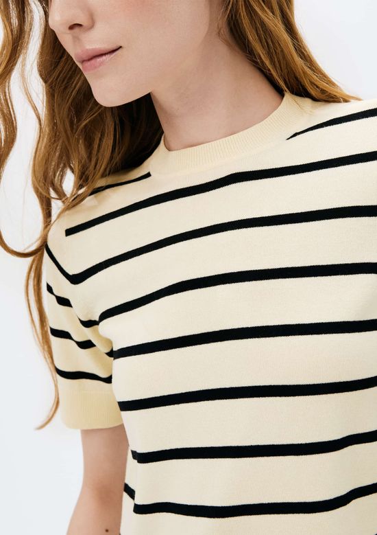 Foto do produto: Blusa Feminina Manga Curta Listrada Em Tricô Fio Tinto - Off white