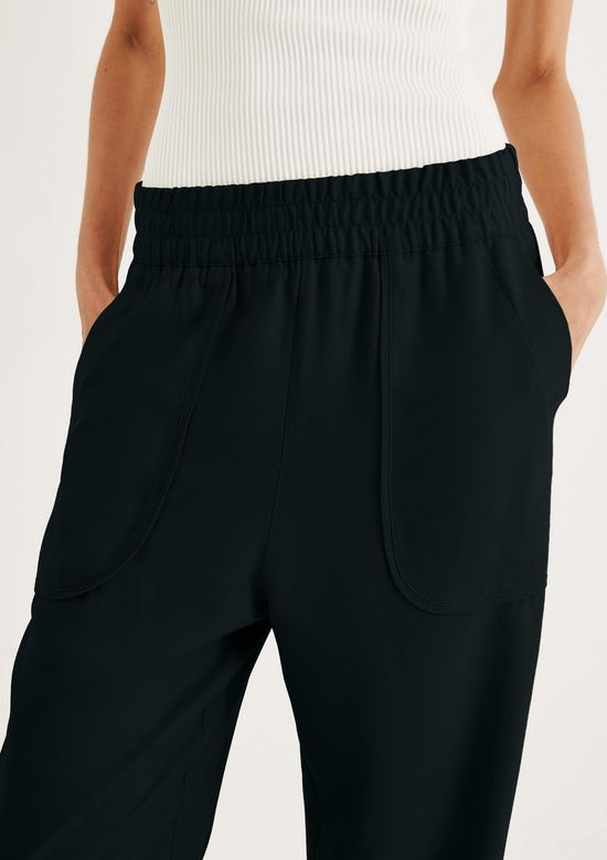 Foto do produto: Calça Feminina Carrot Cintura Alta Em Viscose Creponada - Preto