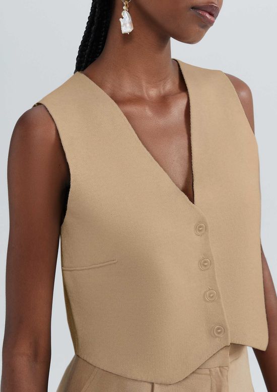 Foto do produto: Colete Cropped Feminino Em Tricô Leve - Bege