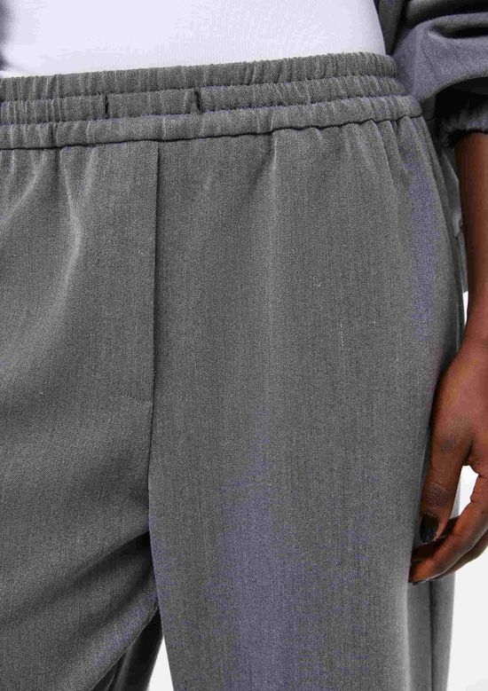 Foto do produto: Calça Feminina Carrot Em Tecido Plano - Cinza